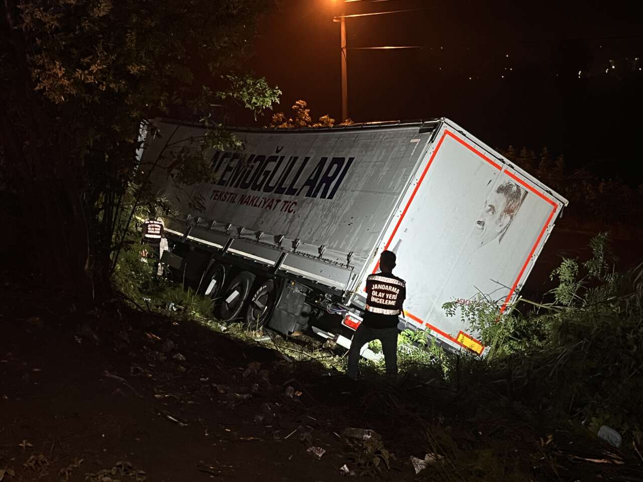 Emniyet şeridinde bekleyen aileye TIR çarptı! 7 yaşındaki çocuk öldü 4